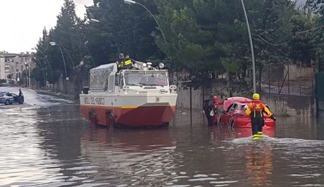 Sudul Italiei a fost lovit de un ciclon devastator - italialovitadeciclon-1635356731.jpg