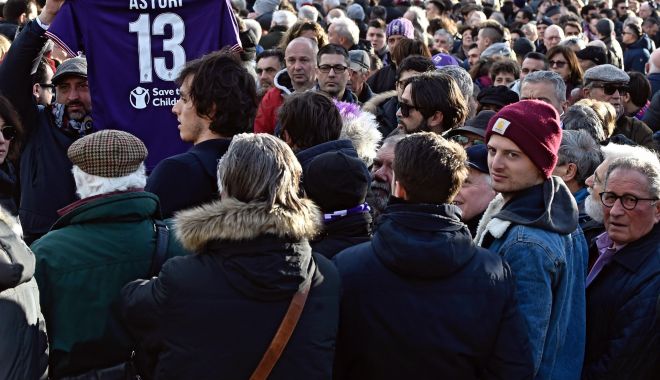 GALERIE FOTO / Mii de persoane la înmormântarea fotbalistului Davide Astori - italysoccerastoriobit22660890-1520516922.jpg