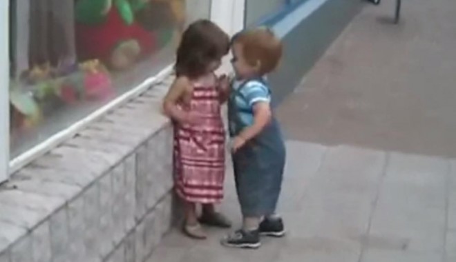 Vezi aici cum încearcă un băiețel să impresioneze o fetiță și care este reacția ei / VIDEO - iubire-1337189493.jpg