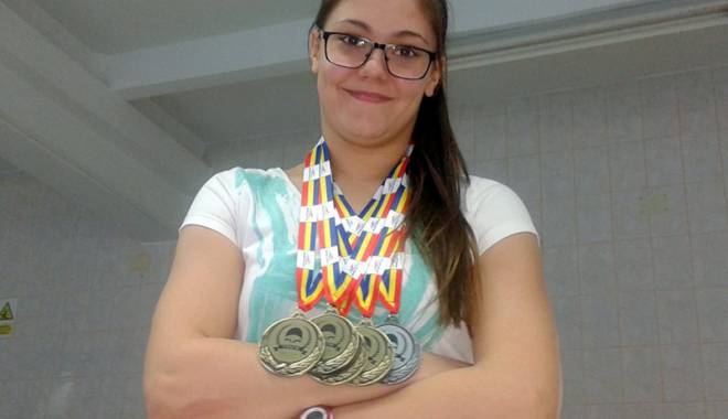 Înotătoarea abonată la medalii. Iulia Nadolu, cvadruplă campioană națională - iuliainot2-1427827866.jpg