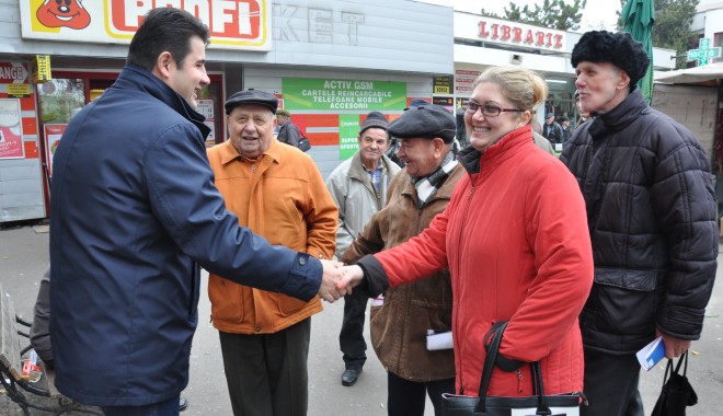 Locuitorii din cartierul Abator i-au cerut ajutor candidatului Iustin Fabian Roman - iustinfabianroman-1353764185.jpg