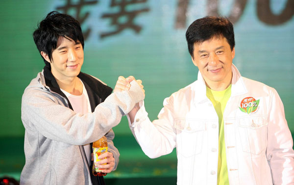 Fiul lui Jackie Chan, pus sub acuzare pentru deținere de droguri - jackiechanwithsonjayceechan-1419586794.jpg