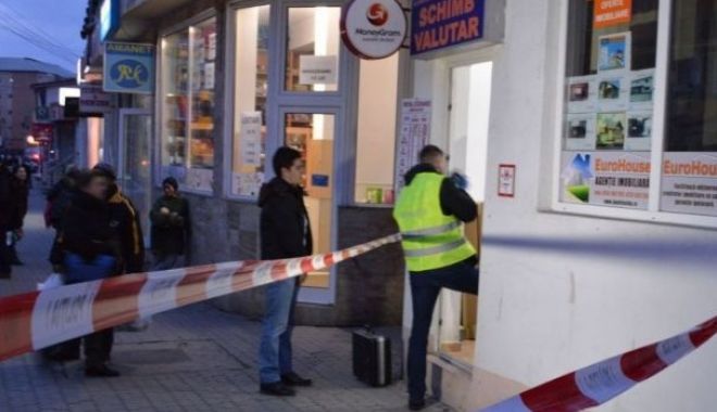 Jaf la o casă de schimb valutar / Hoții au fugit cu 150.000 de euro - jaf-1545578008.jpg