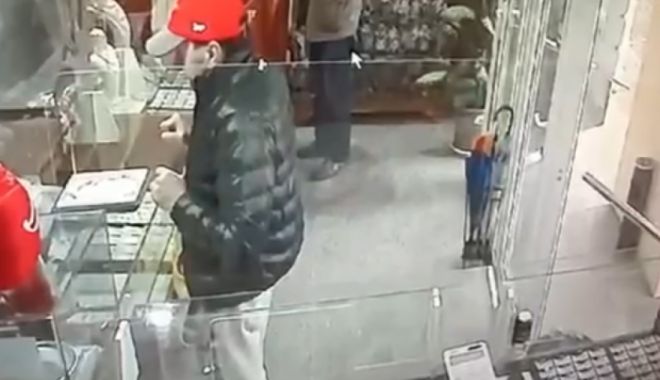 Jaf la bijuterie. Proprietarul magazinului a publicat fotografia suspectului şi oferă recompensă