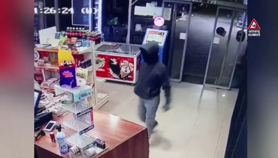 Amenințare cu cuțitul și jaf la benzinărie. Un bărbat reținut după ce a fugit