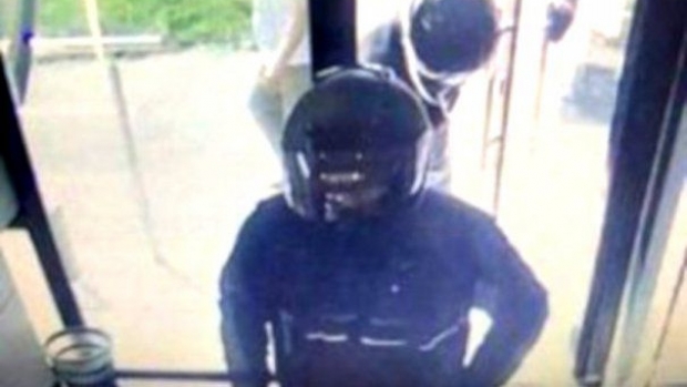 Unul dintre motocicliștii care au jefuit o bancă din Baia Mare în urmă cu 4 luni a fost prins - jaf31408600-1536670171.jpg
