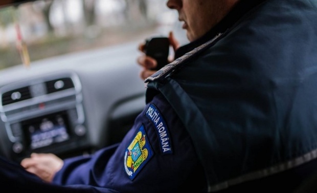 JAF ARMAT! Casiera a fost amenințată cu un pistol și un cuțit, hoții au plecat cu banii - jafarmatinzalaudoibarbatiaufurat-1555496946.jpg
