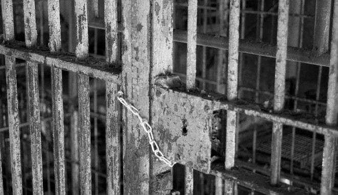 Patru ani de închisoare pentru că a furat un boiler și mai multe calorifere - jail-1337776065.jpg