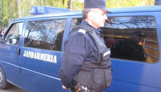 Adolescent suspect de tâlhărie, reținut de jandarmi - jandarm-1319534446.jpg