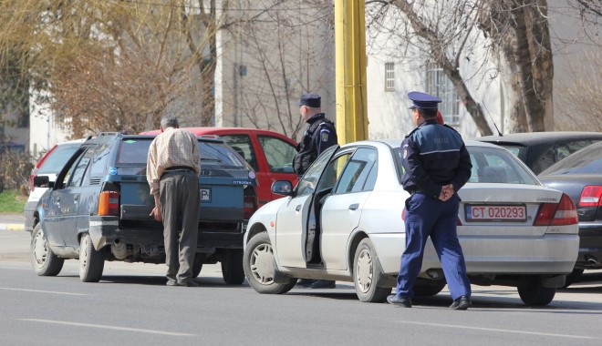 Razie a jandarmilor printre comercianții ambulanți din orașul Hârșova - jandarm-1353327524.jpg