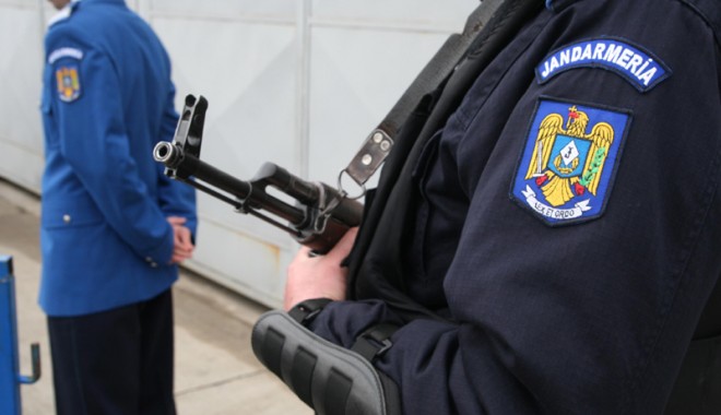 Un jandarm a imobilizat un bărbat care amenințase cu un cuțit călătorii unui autobuz - jandarm-1357395392.jpg