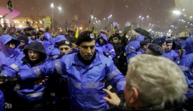 Justițiar sau agresor? De ce nu au dat cu pumnii și ceilalți jandarmi? De ce colegii l-au tras din fața manifestanților? - jandarm-1516791432.jpg