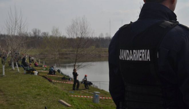 Un bărbat condamnat la închisoare a fost prins de jandarmi la pescuit - jandarm-1595659490.jpg