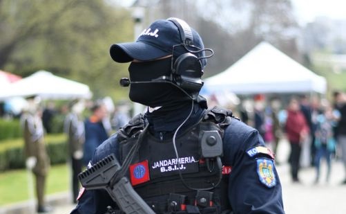 Povestea emoţionantă a jandarmului care a salvat de la sinucidere o tânără: "Am simțit mult timp mirosul de pudră de pe fața fetei"