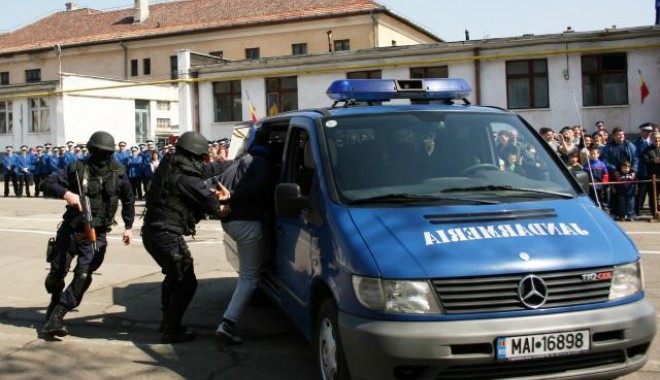 Jandarmii au aplicat amenzi de peste 10.000 de lei - jandarmeriaechipament1352120212-1352146025.jpg