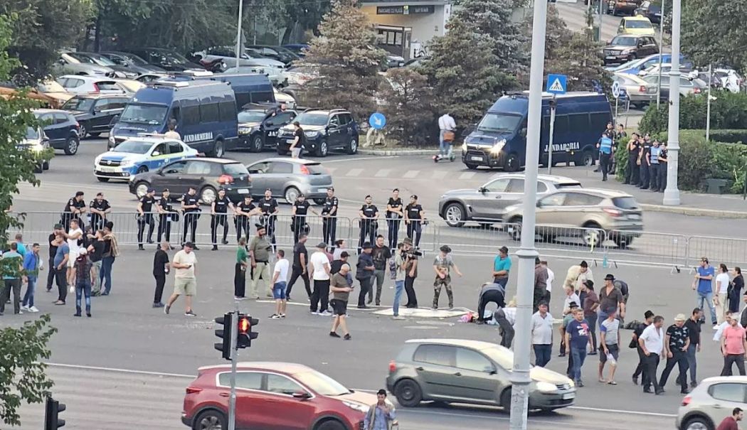 Jandarmeriţă lovită în cap cu o talangă, la protestul ciobanilor - jandarmerita-lovita-in-cap-1725296137.jpg