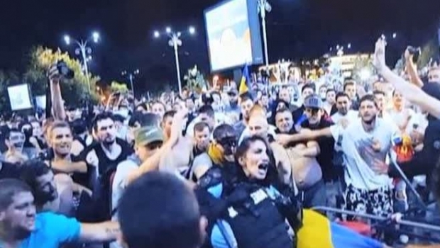 Jandarmerița bătută în Piața Victoriei RUPE TĂCEREA: M-am temut pentru viața mea - jandarmerita99575900-1538202033.jpg