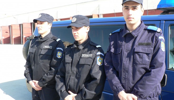Trei elevi ai școlilor militare, în practică la Jandarmeria din Constanța - jandarmi-1307709656.jpg