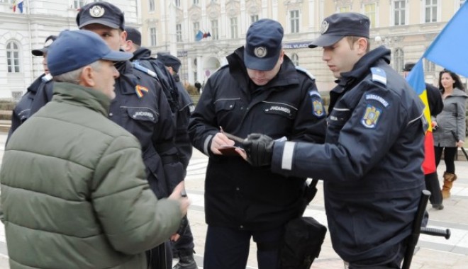 Ciocniri în fața Guvernului între suporterii Craiovei și jandarmi - jandarmi-1332603561.jpg