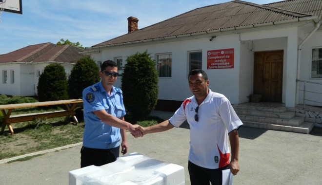 Jandarmii constănțeni le-au cumpărat mașină de spălat unor copii neajutorați - jandarmi-1368206631.jpg