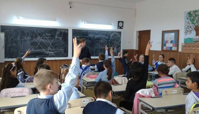 Jandarmii constănțeni, lecție de viață pentru elevii din Valu lui Traian - jandarmi-1453915326.jpg