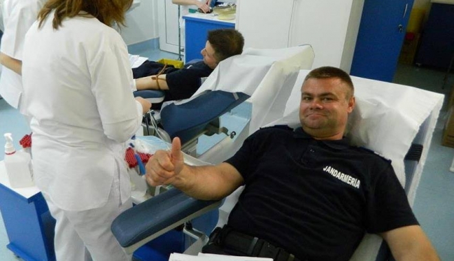 Jandarmii constănțeni au donat sânge pentru militarii răniți în accidentul rutier - jandarmi-1485510831.jpg