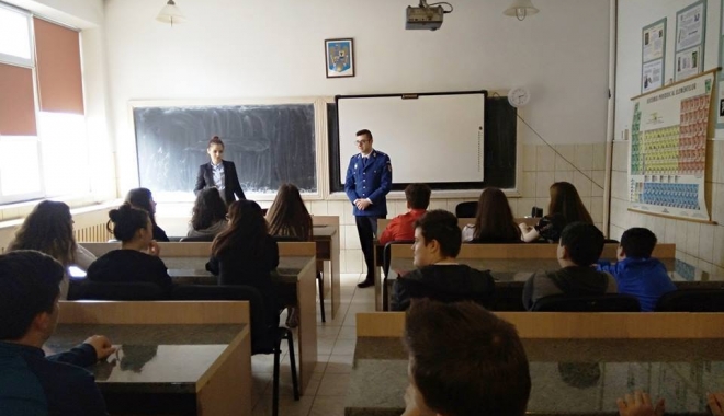 Elevii constănțeni, vizitați de jandarmi și Agenția Națională Antidrog - jandarmi-1488445505.jpg
