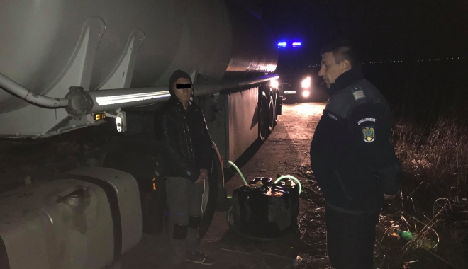 Prinși în timp ce furau motorină dintr-o autocisternă - jandarmi-1515666152.jpg