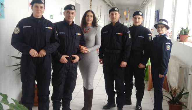 Jandarmii constănțeni întind o mână de ajutor Centrului pentru Copii 