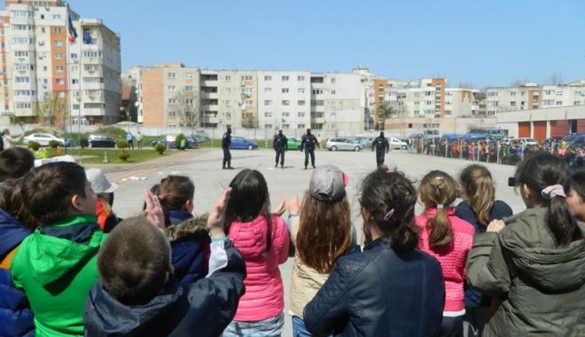 Preșcolarii  și elevii, în vizită  la Inspectoratul Județean de Jandarmi Constanța - jandarmi1-1459788589.jpg