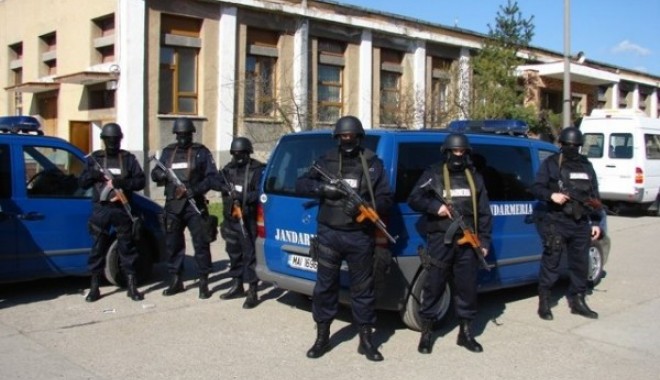Manifestări ale jandarmilor constănțeni cu ocazia Zilei Armatei Române - jandarmi1351086287-1351111412.jpg