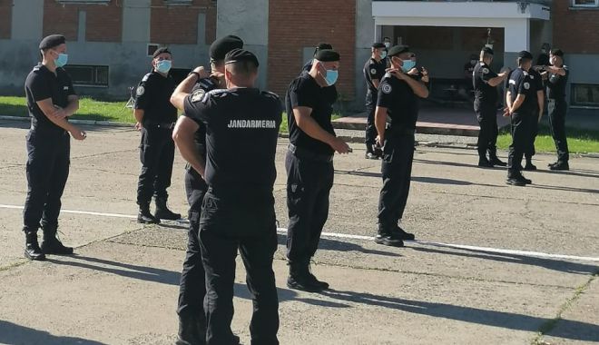 Jandarmi constănțeni avansați în grad, în aplauzele colegilor - jandarmiavansatigrad-1596480256.jpg
