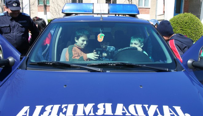Ce fac jandarmii în 