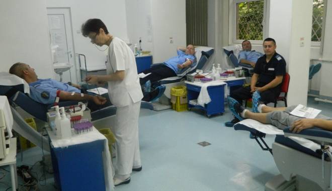 Jandarmii constănțeni au donat sânge pentru tânăra rănită grav la Eforie - jandarmidonare-1434525226.jpg