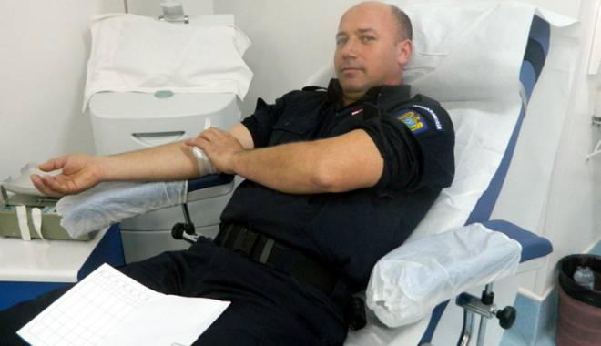 Jandarmii constănțeni donează sânge  pentru semenii lor - jandarmii-1434123945.jpg