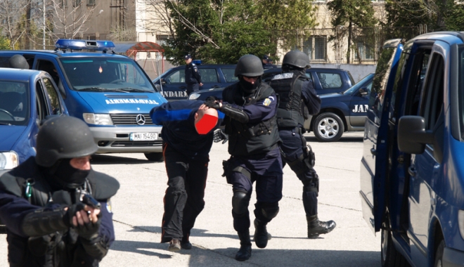 Jandarmii constănțeni pregătesc un exercițiu antitero de amploare - jandarmii-1484240413.jpg