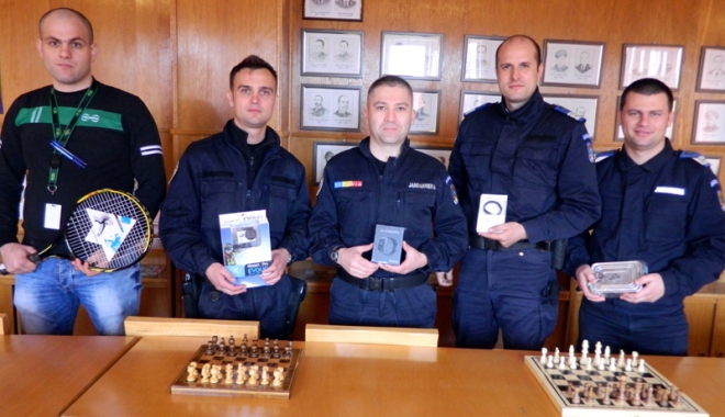 Jandarmii au lăsat pistoalele și s-au urcat pe 