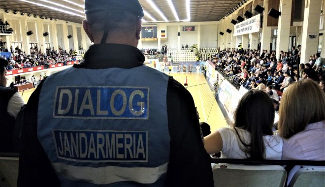 Jandarmii asigură siguranța cetățenilor la evenimentele din weekend - jandarmii-1549046091.jpg