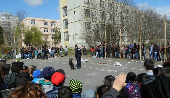 Jandarmii, alături de elevi în cadrul programului 