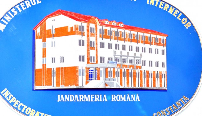 Jandarmii constănțeni, aproape de oamenii ținuți captivi de zăpadă - jandarmiiconstanteniaproapedeoam-1391530993.jpg