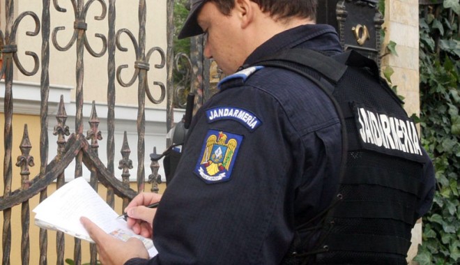 Jandarmu’ nu doar îți rupe capu’.  Te și poate lovi la buzunare - jandarmiicuochiipenoiamenzirtf-1393267857.jpg