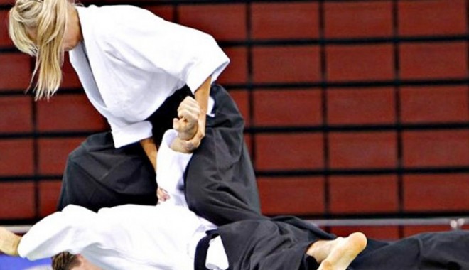 Jandarmii constănțeni dau lecții de aikido în școli - jandarmiidaulectiideaikidoinscol-1393347586.jpg