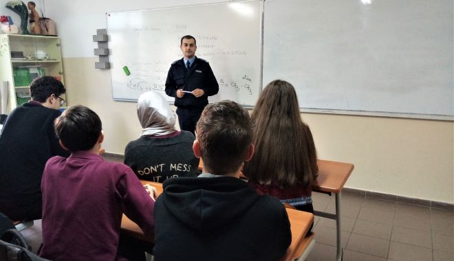 Adolescenții, față în față cu jandarmii - jandarmiifata-1550677993.jpg