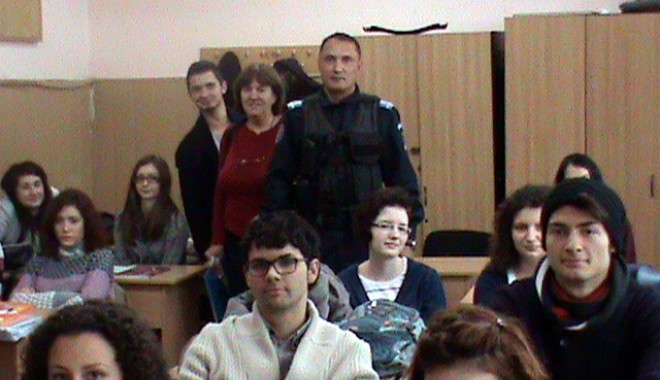 Jandarmii  intră în școlile constănțene - jandarmiiintrainscoli-1386095779.jpg