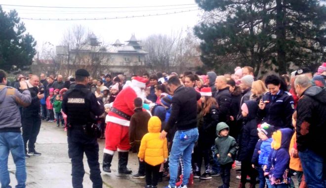 Moș Crăciun i-a vizitat pe copiii jandarmilor de la Gruparea Mobilă 