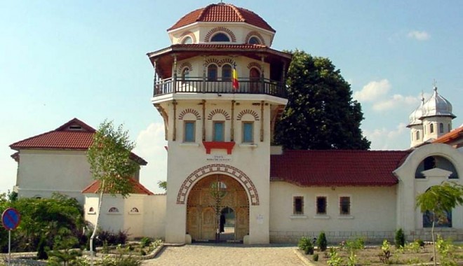 Jandarmii constănțeni, cu ochii în patru pe credincioșii care ajung la Mănăstirea Dervent - jandarmiochiinpatrudervent-1398361736.jpg