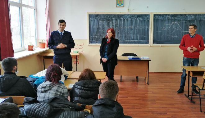 Respectul, tema lecțiilor ținute de jandarmi în școli - jandarmiscolisursaijjconstan539a-1580334103.jpg