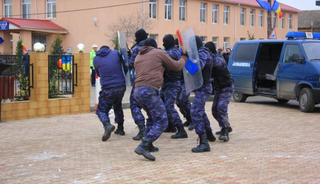 Sute de jandarmi cu ochii-n patru, la meciul Viitorul - Steaua - jandarmistrazi-1449853067.jpg