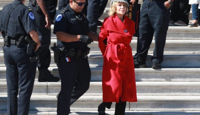 Moment jenant pentru Jane Fonda. Actrița a fost încătușată de oamenii legii - jane-1570866287.jpg