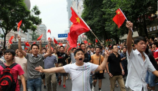 Scandal: Guvernul nipon cere despăgubiri Chinei - japanregretsbeijingflagsnatching-1348137416.jpg